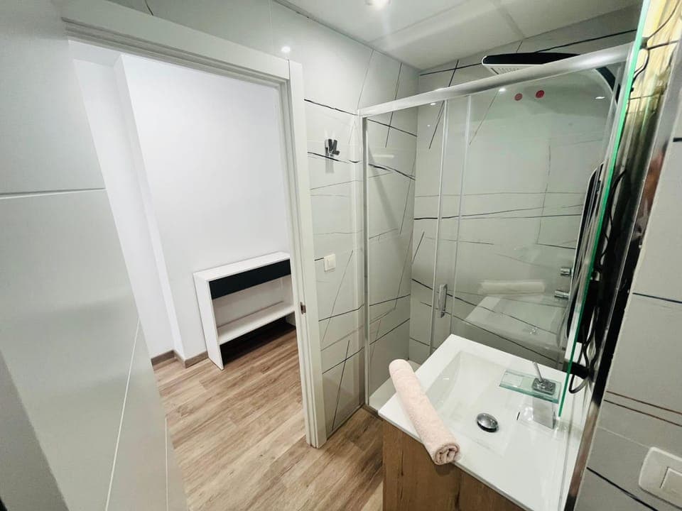 Shower, Bathroom, Bath, towels