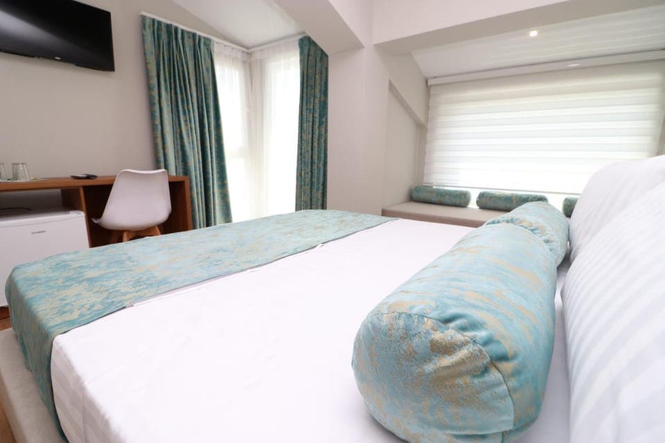 Bed, TV and multimedia, Photo of the whole room, Bedroom