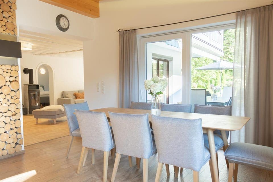 Living room, Dining area