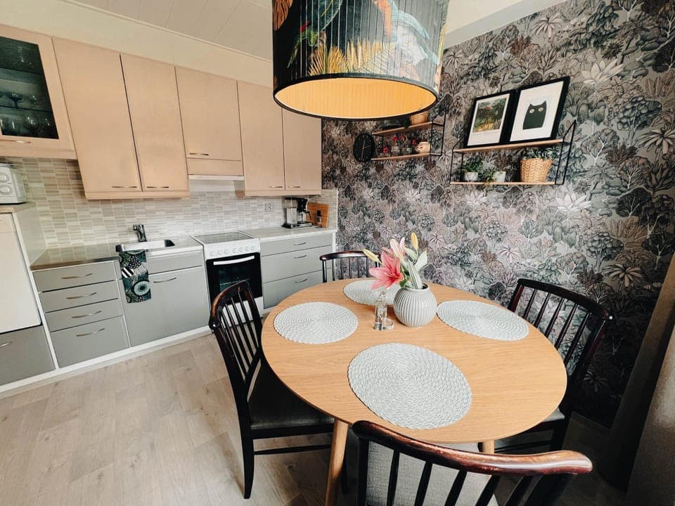 Kitchen or kitchenette, Dining area