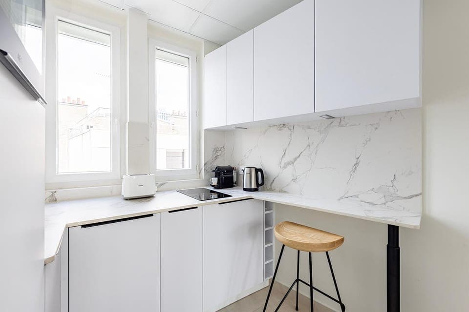 Coffee/tea facilities, Kitchen or kitchenette, stove, toaster