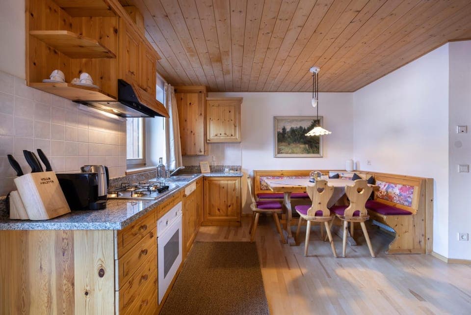 Coffee/tea facilities, Kitchen or kitchenette, Living room, Seating area, Dining area, dishwasher, minibar, pet friendly, stove