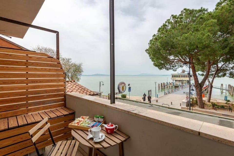 Natural landscape, View (from property/room), Balcony/Terrace, Food and drinks, Beach, Lake view