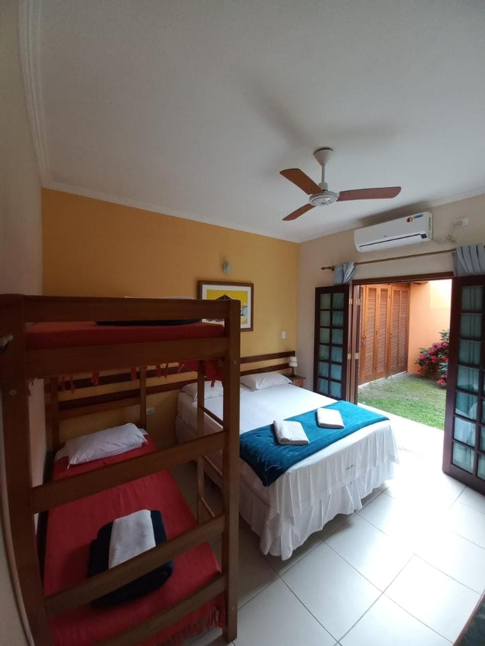 Bed, Photo of the whole room, Bedroom, bunk bed, fireplace, towels