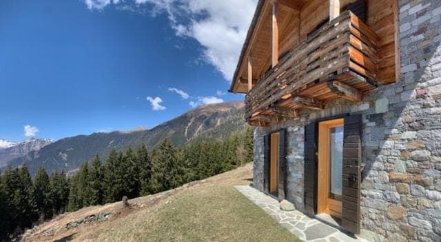 Property building, Facade/entrance, Day, Natural landscape, Mountain view
