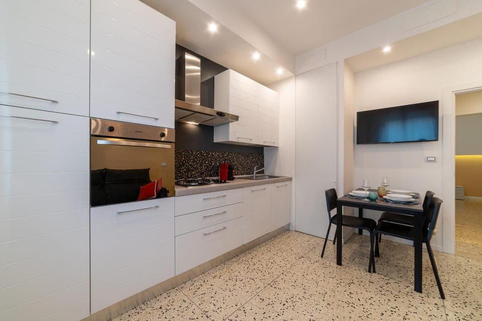 Kitchen or kitchenette, Dining area, oven, stove