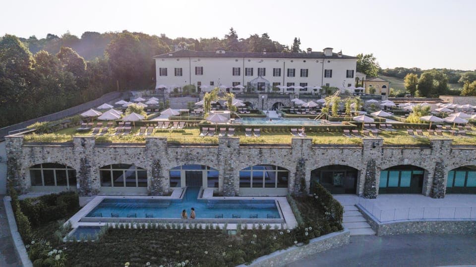 Property building, Hot Tub