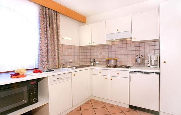 Kitchen or kitchenette, dishwasher, stove