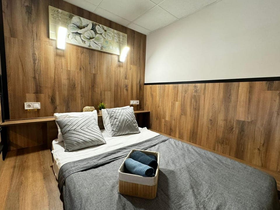 Bed, Bedroom, towels