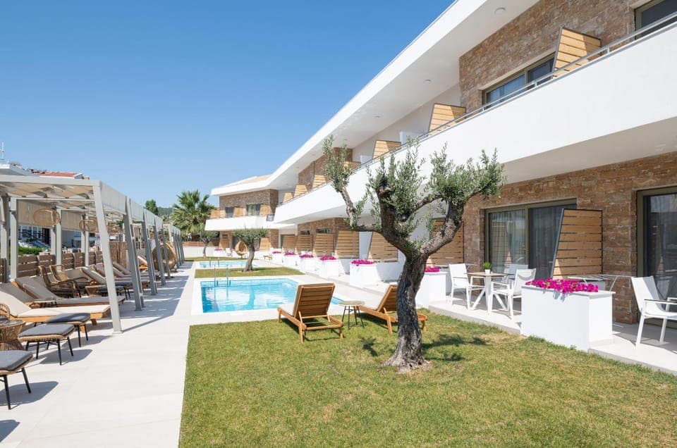 Balcony/Terrace, Swimming pool, sunbed