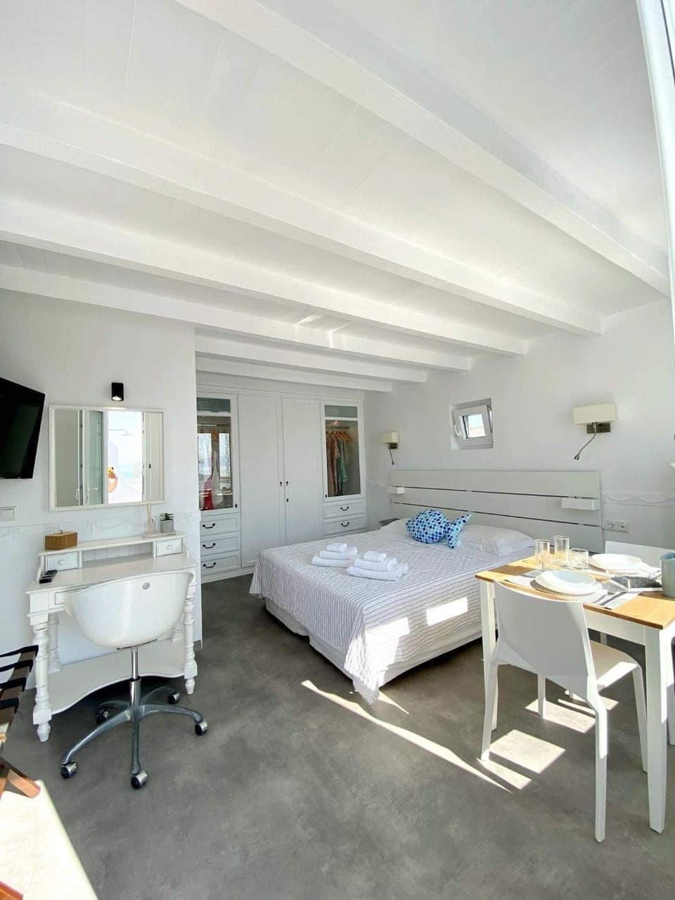 Photo of the whole room