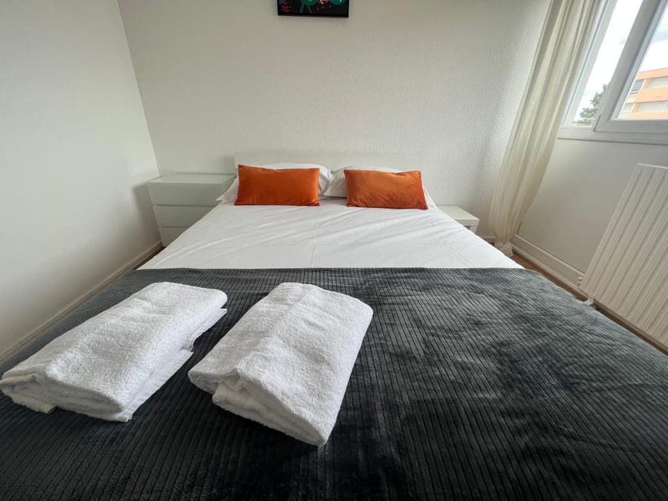 Bed, Photo of the whole room, Bedroom, towels