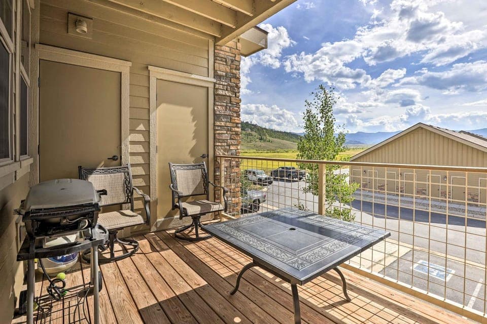 Balcony & Grill: Mtn-View Retreat in Granby! House in Granby