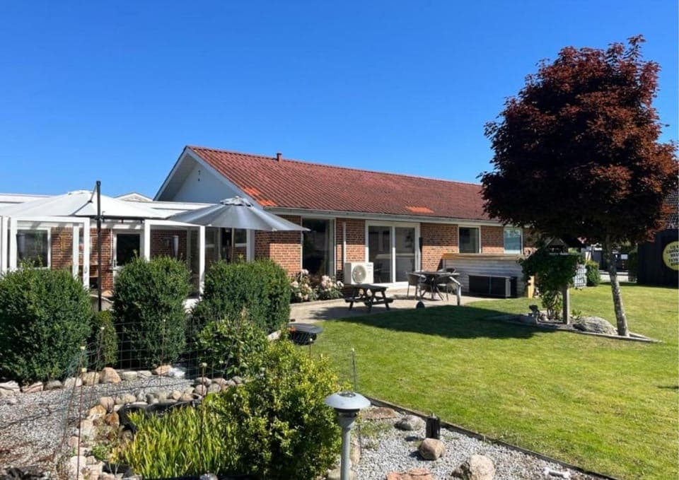 Property building, Spring, Day, Garden, Garden view