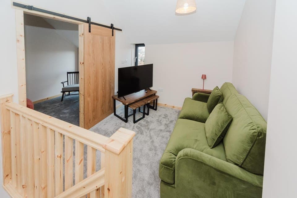 TV and multimedia, Living room, Seating area, Evening entertainment