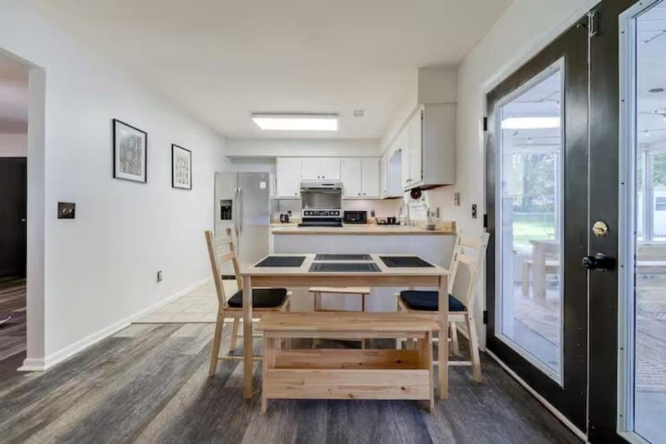 Dining area, minibar, pet friendly, stove, kitchen