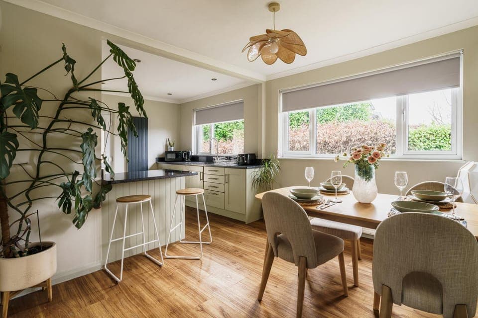 Kitchen or kitchenette, Dining area