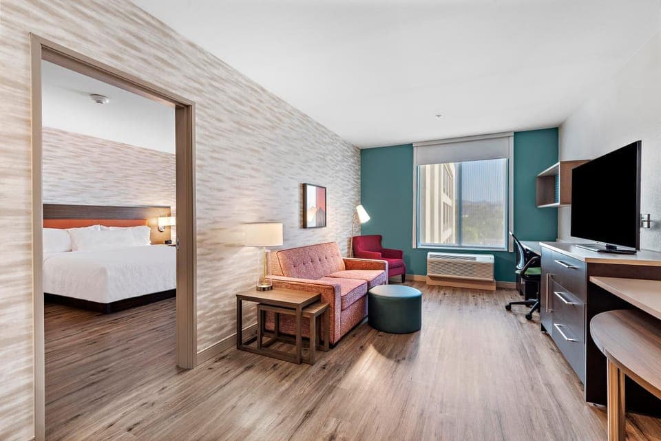 Communal lounge/ TV room, Bed, TV and multimedia, Living room, Photo of the whole room, Seating area, Evening entertainment, Bedroom, hair dresser