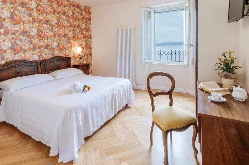 Bed, Bedroom, Lake view