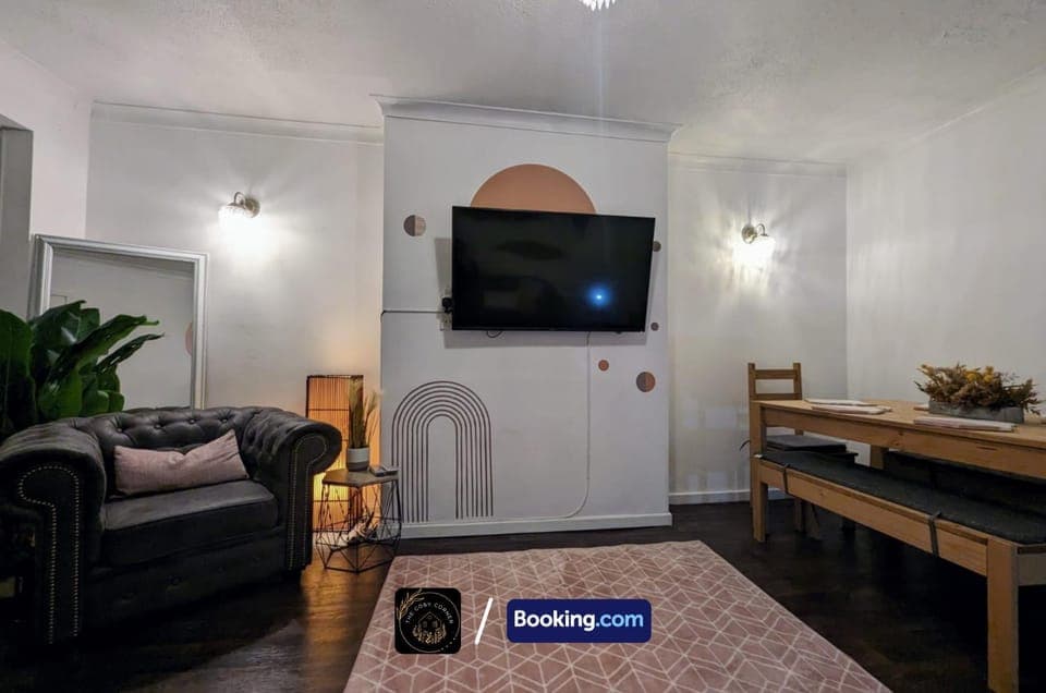 Communal lounge/ TV room, TV and multimedia, Living room, Seating area, Evening entertainment