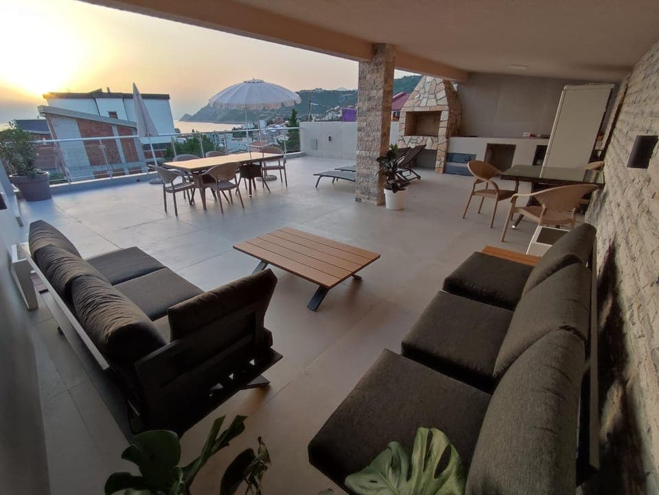 Balcony/Terrace, Dining area, Mountain view