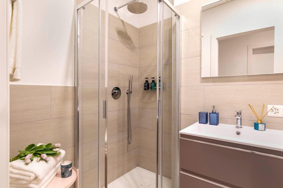 Shower, Bathroom, towels
