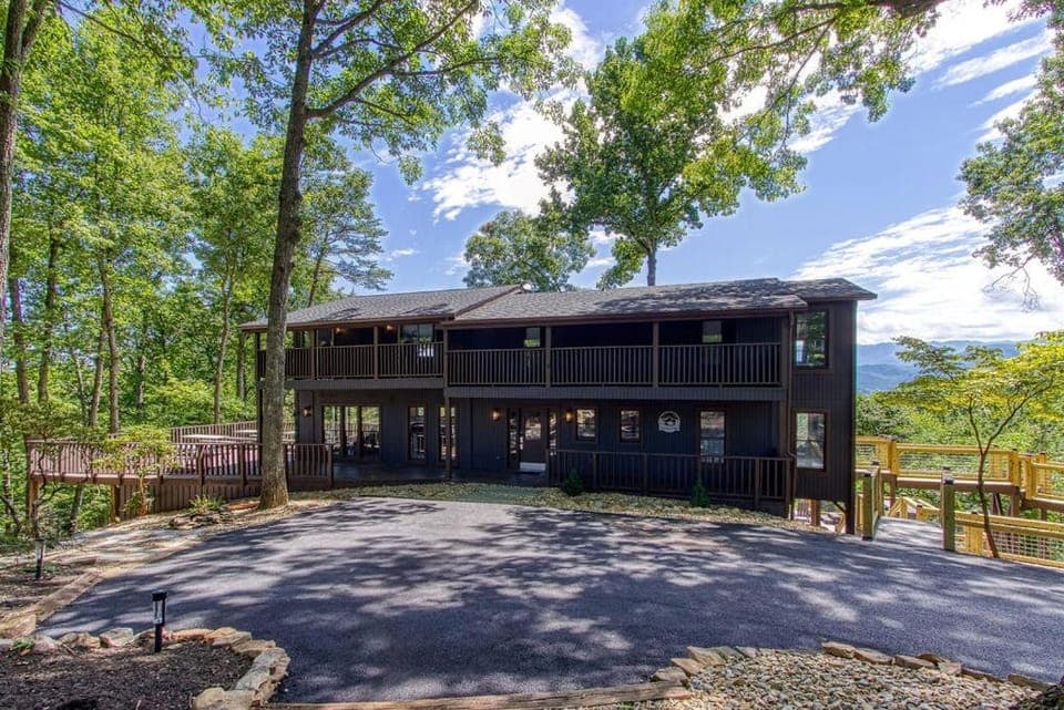 Smoky Vista Resort, Amazing Views, Hot Tub, 685 FREE tickets each paid day!!! Chalet in Gatlinburg
