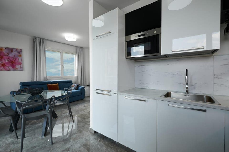 Kitchen or kitchenette, Dining area, stove