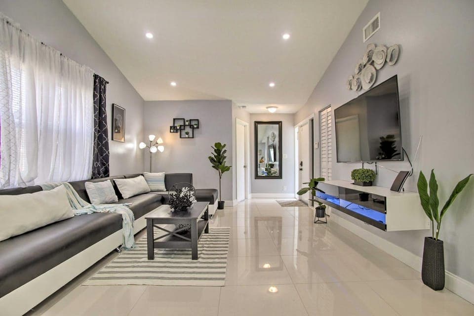 Lovely Lauderhill Retreat < 12 Mi to Beach! House in Lauderhill