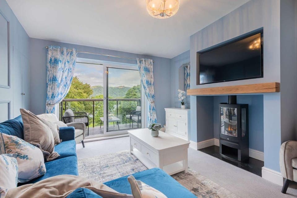 TV and multimedia, Living room, Seating area, Evening entertainment, fireplace, internet