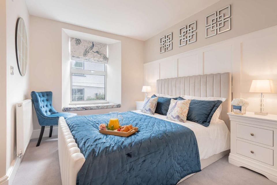 Bed, Photo of the whole room, Bedroom, hair dryier, internet, storage, towels, wardrobe