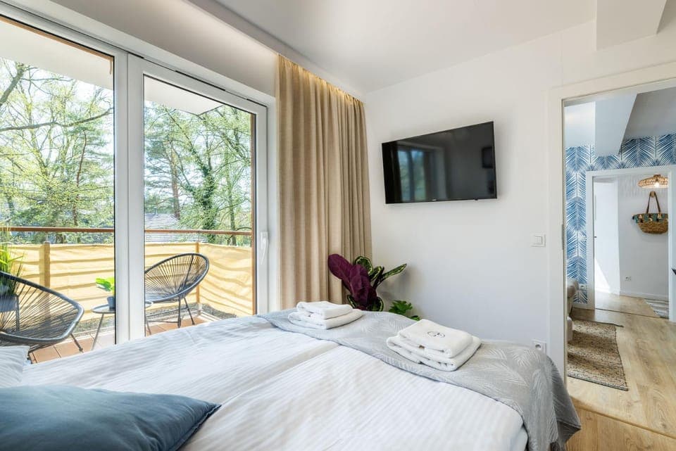 Bed, TV and multimedia, View (from property/room), Balcony/Terrace, Photo of the whole room, Bedroom, Garden view