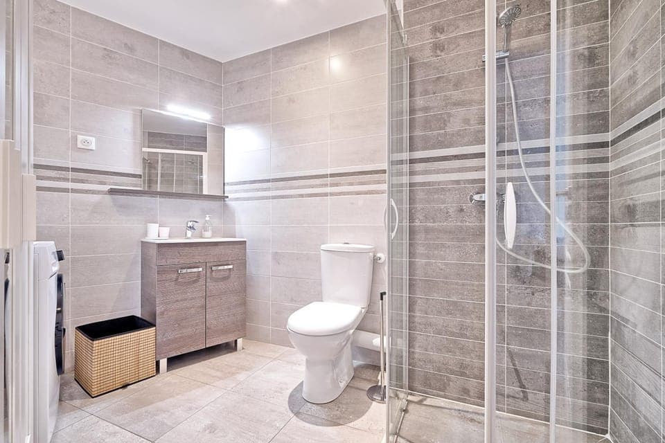 Shower, Toilet, Bathroom, towels