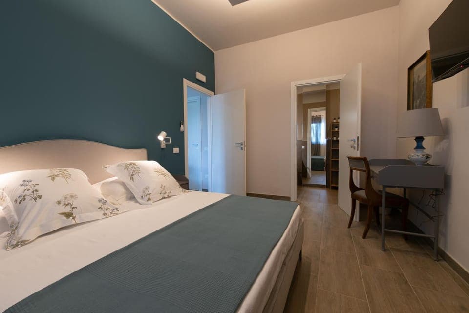 Bed, TV and multimedia, Bedroom, hair dresser