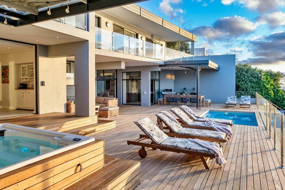 Property building, Hot Tub, Balcony/Terrace, Swimming pool, sunbed