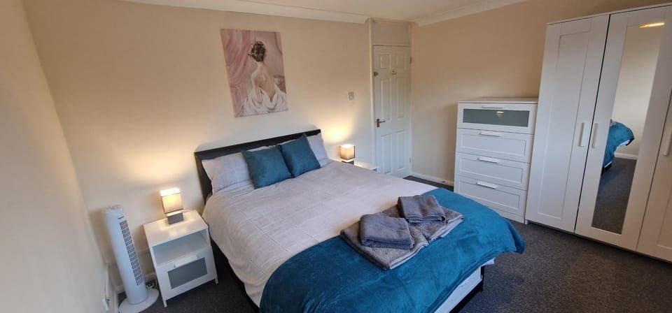 Bed, Photo of the whole room, Bedroom