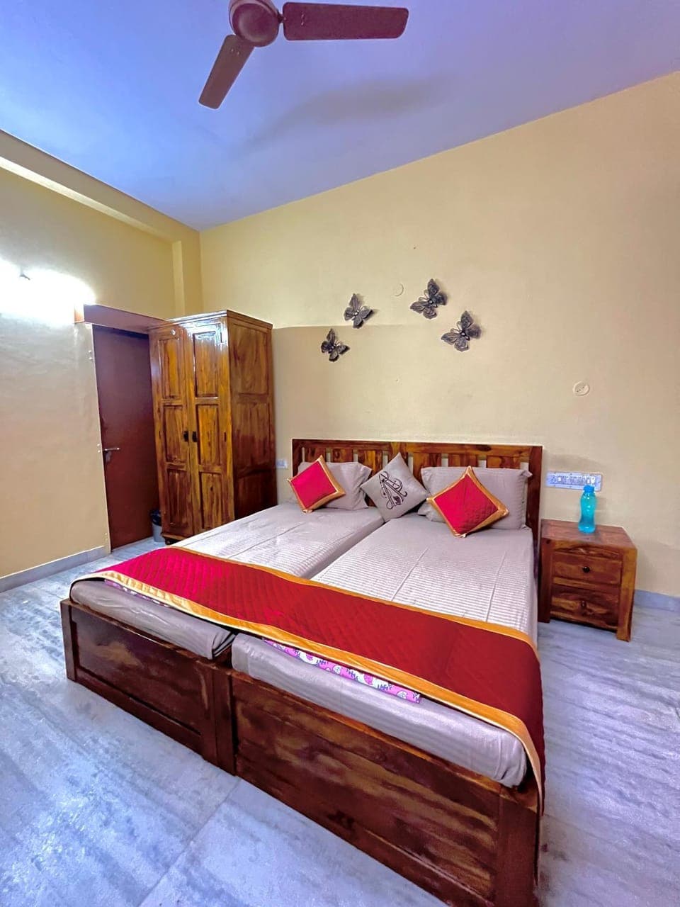 Bed, Photo of the whole room, Bedroom, fireplace, wardrobe