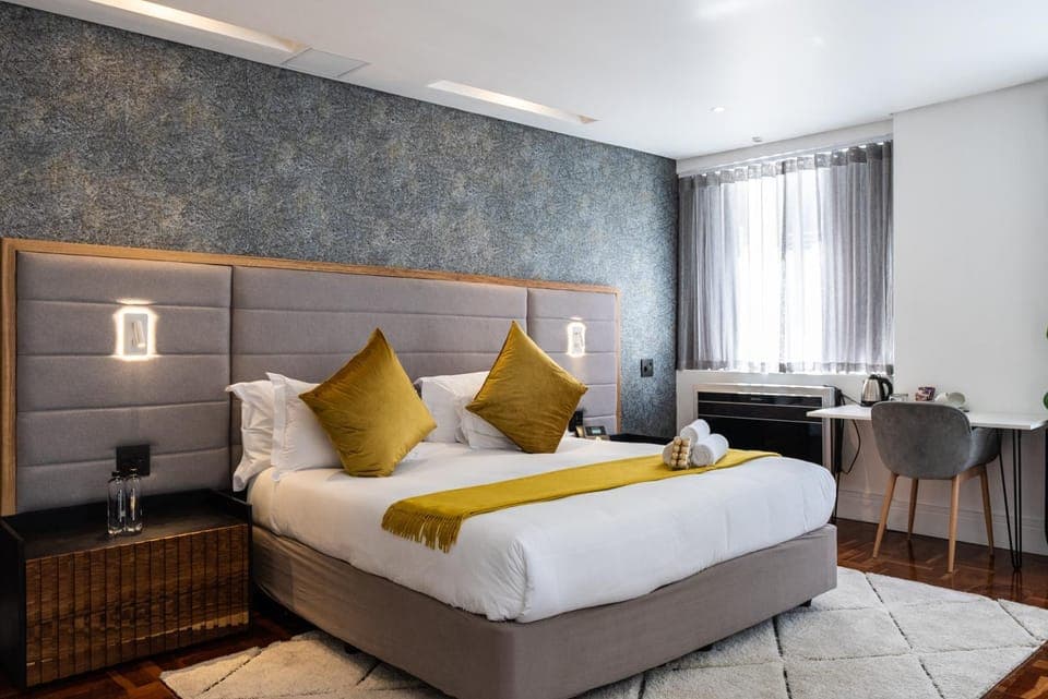 Bed, Photo of the whole room, Seating area, Bedroom