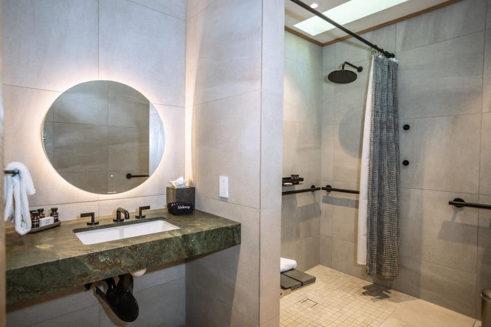 Shower, Bathroom, acessibility