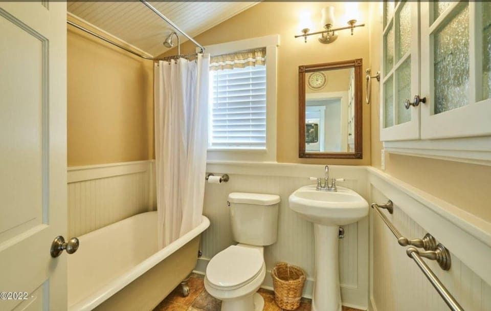 Shower, Toilet, Bathroom, Bath