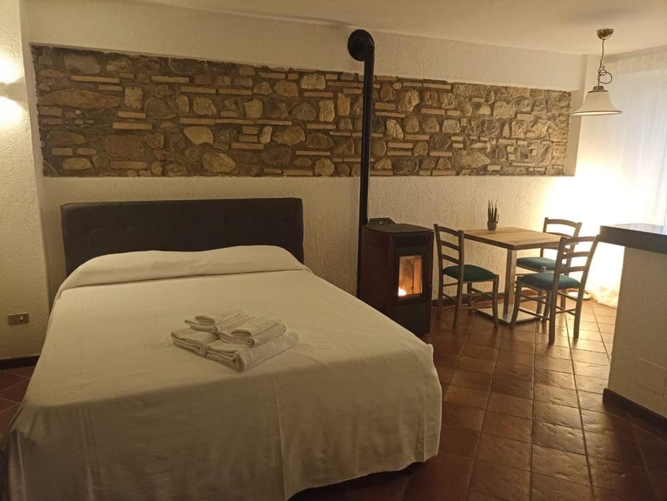 Bed, Living room, Photo of the whole room, Seating area, Dining area, Bedroom