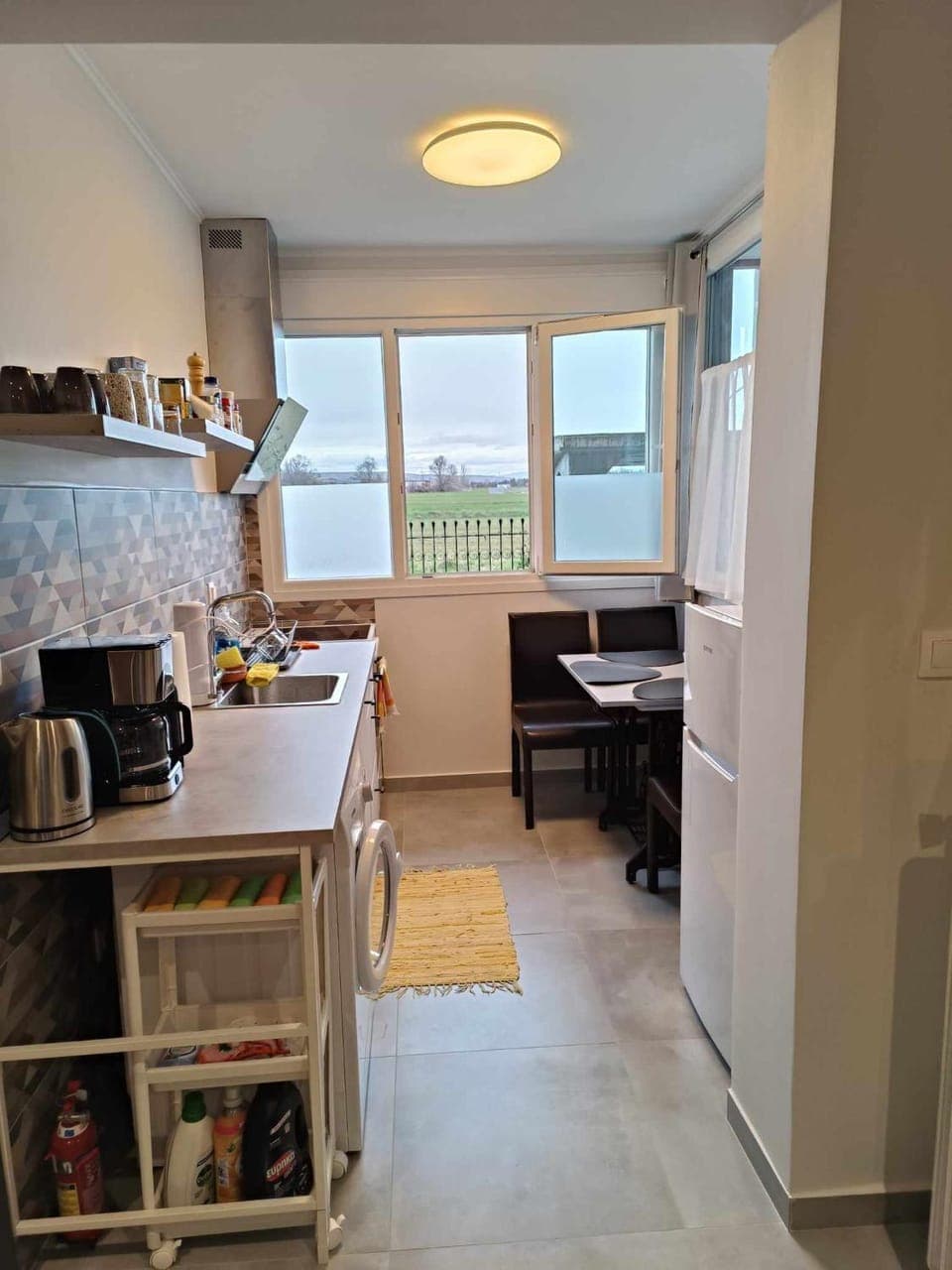 Kitchen or kitchenette, Dining area