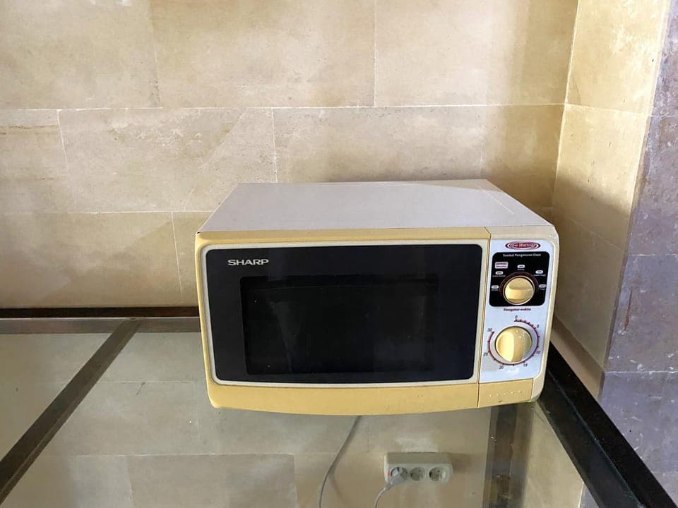 Kitchen or kitchenette, minibar