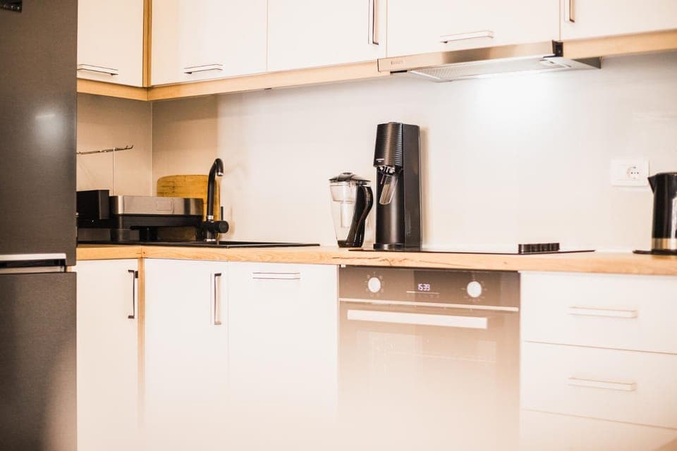 Coffee/tea facilities, Kitchen or kitchenette, stove, toaster