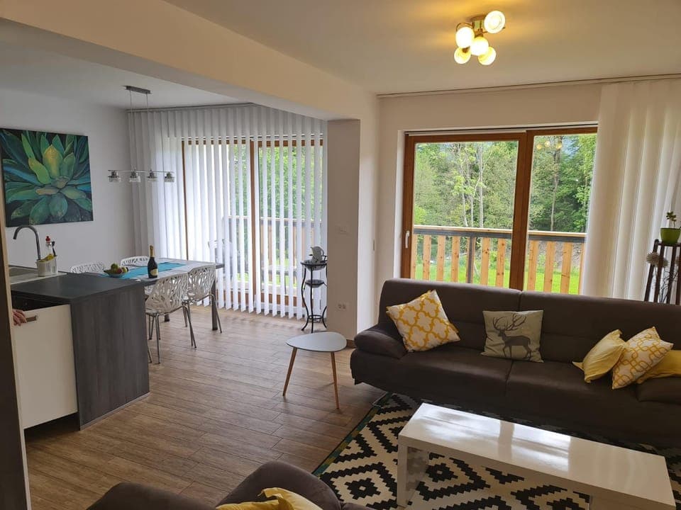 Kitchen or kitchenette, Living room, Seating area, Dining area