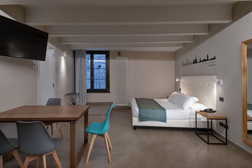 Bed, TV and multimedia, Photo of the whole room, Seating area, Bedroom, hair dresser