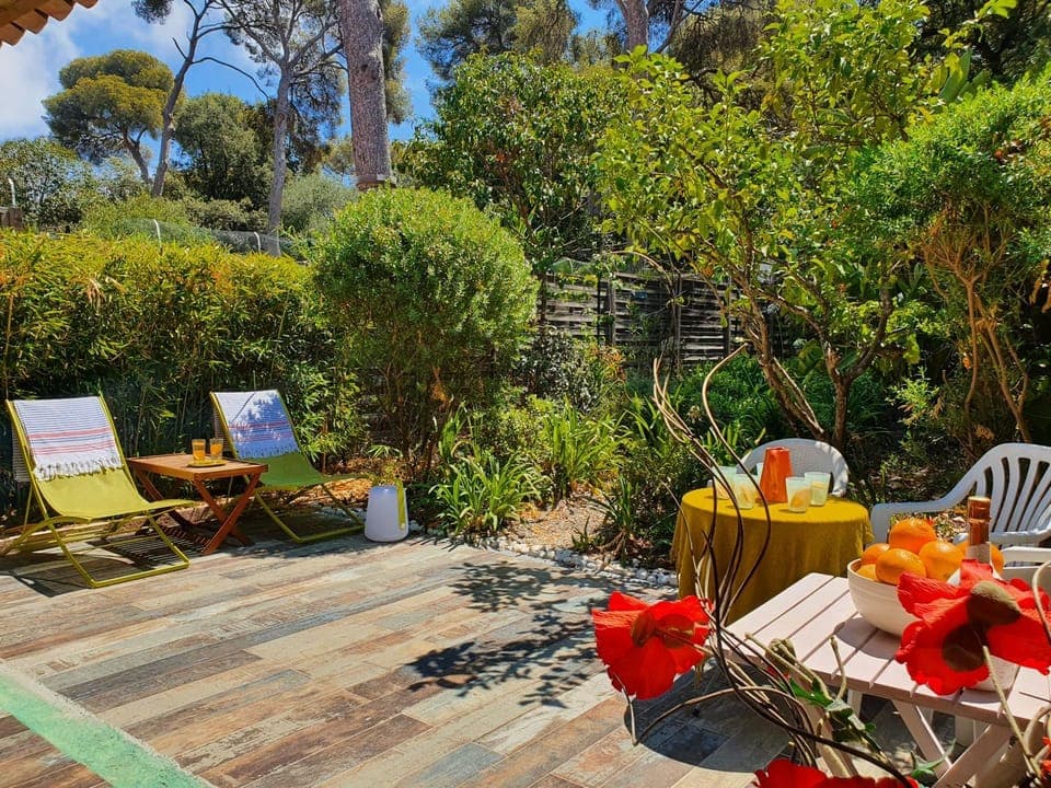 Patio, Day, Dining area, Garden view