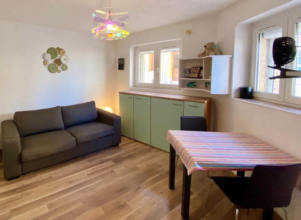 Living room, Dining area, stove