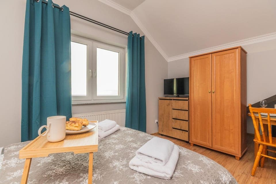 Bed, TV and multimedia, Photo of the whole room, wardrobe