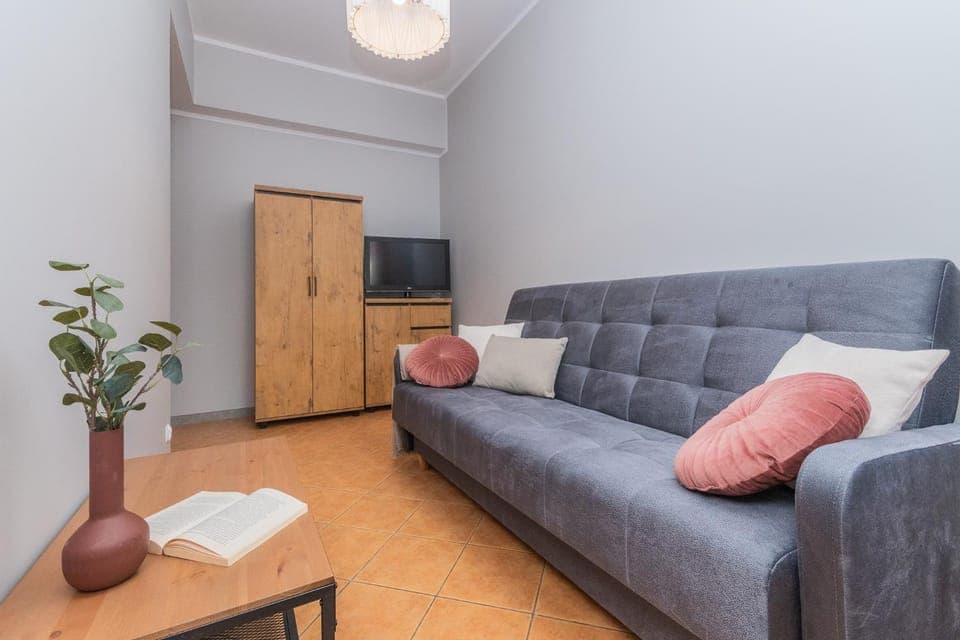 Bed, TV and multimedia, Photo of the whole room, Seating area, wardrobe